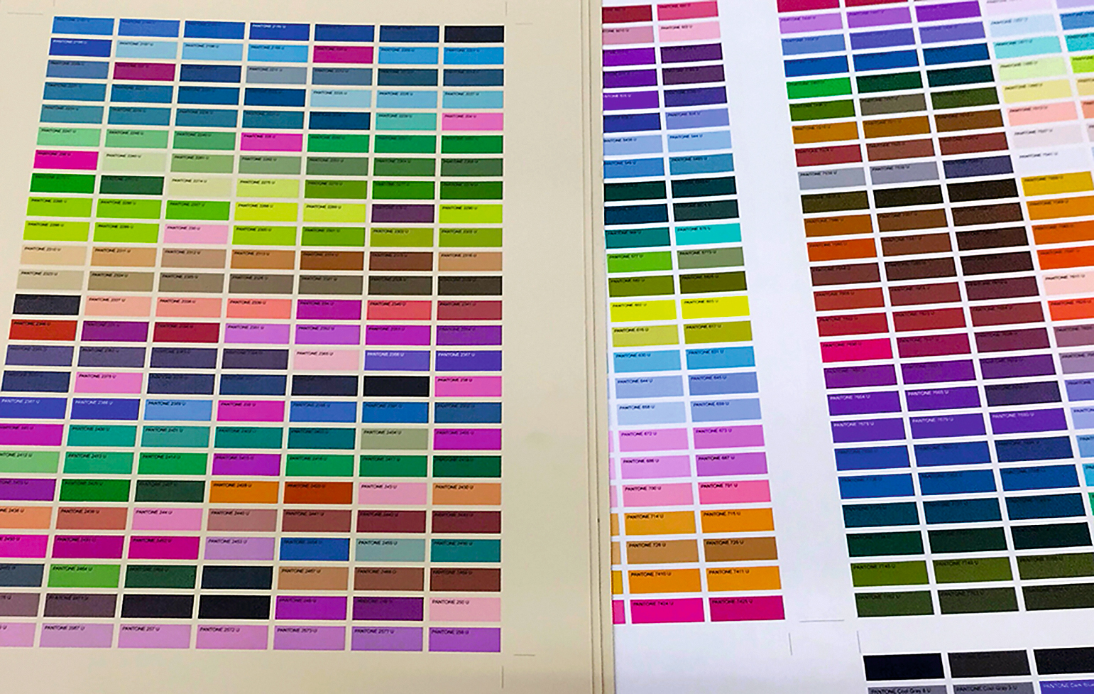 Отпечатанный каталог смесевых красок на базе колористики Pantone v4