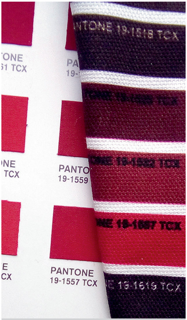 Каталог Pantone Fashion+Home рядом с образцами, отпечатанными на ткани